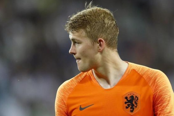 德弗里踢什么位置？